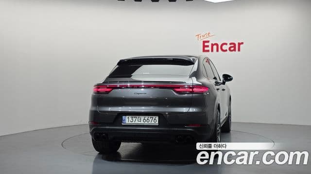 Porsche Cayenne 2021 — ფოტო 4/20
