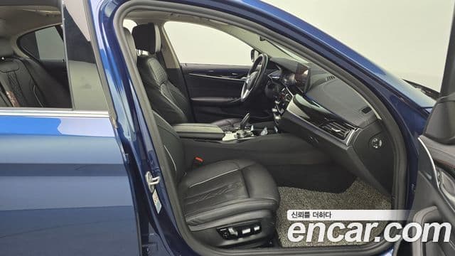 BMW 5 Series 2021 — фото 11 из 20