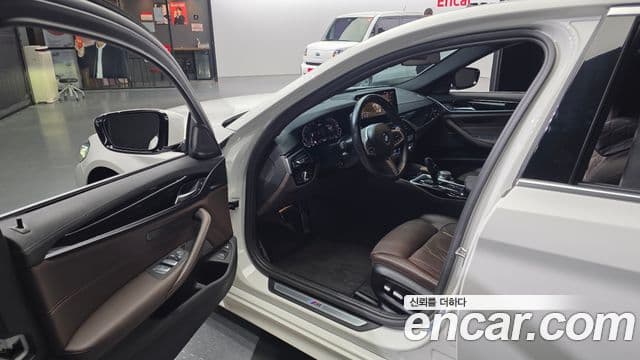 BMW 5 Series 2022 — фото 10 из 20