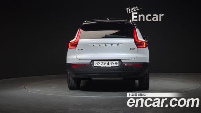 Volvo XC40 2021 — ფოტო 4/20
