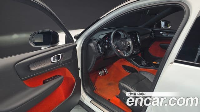 Volvo XC40 2021 — ფოტო 11/20