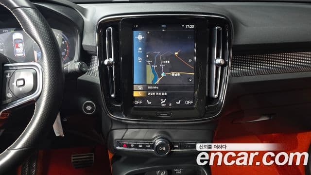 Volvo XC40 2021 — ფოტო 14/20