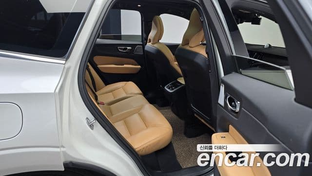 Volvo XC60 2022 — фото 11 из 20
