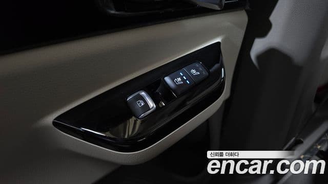 Kia Carnival 2021 — ფოტო 18/20