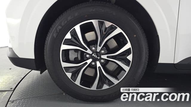 Kia Carnival 2023 — ფოტო 5/20