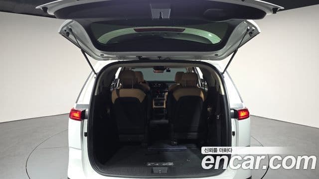 Kia Carnival 2023 — ფოტო 20/20