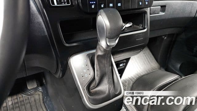 Hyundai Staria 2023 — ფოტო 9/20