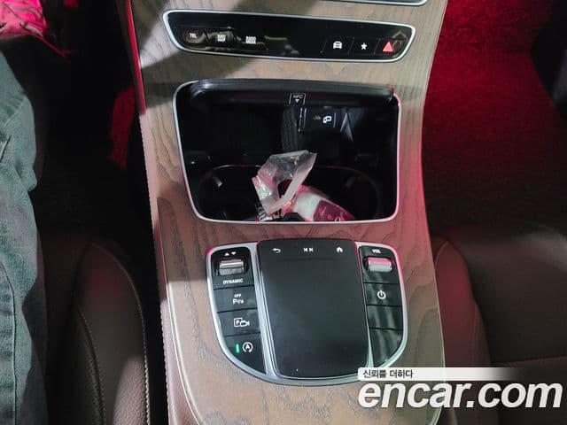 Mercedes-Benz E-Class 2021 — ფოტო 8/20