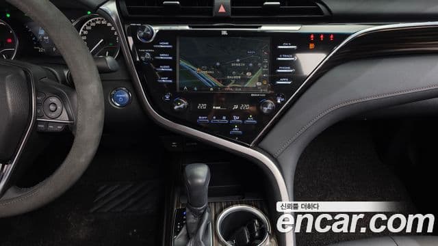 Toyota Camry 2018 — ფოტო 15/32