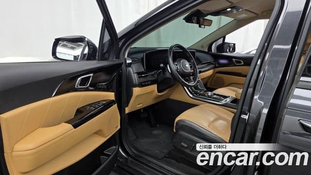 Kia Carnival 2021 — фото 10 из 20