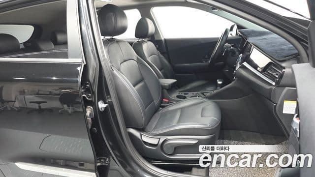 Kia Niro 2020 — ფოტო 11/20