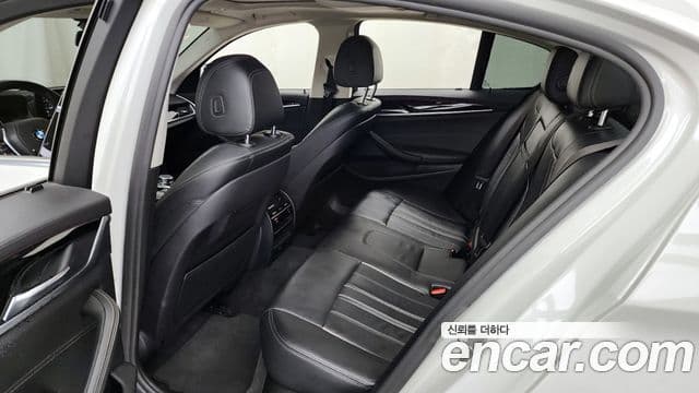 BMW 5 Series 2018 — фото 12 из 20