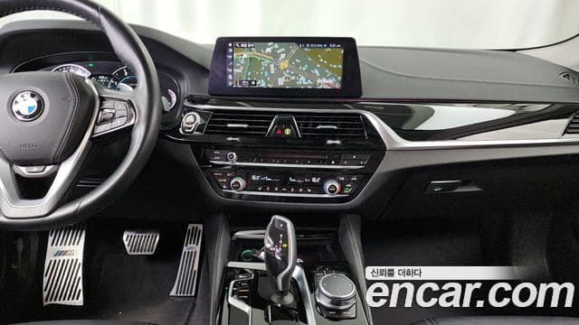BMW 5 Series 2018 — фото 14 из 20