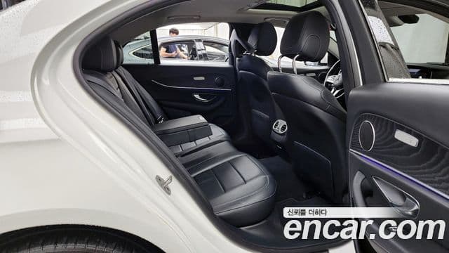 Mercedes-Benz E-Class 2018 — фото 12 из 20