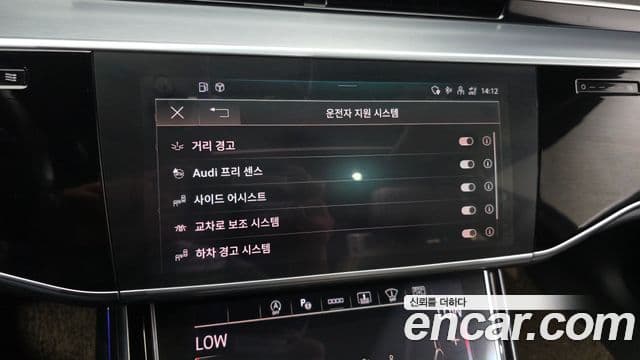 Audi A8 2022 — ფოტო 18/20