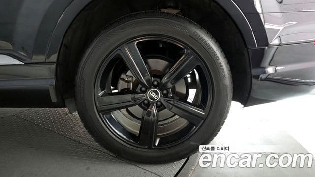 Audi Q7 2019 — Photo 2/30