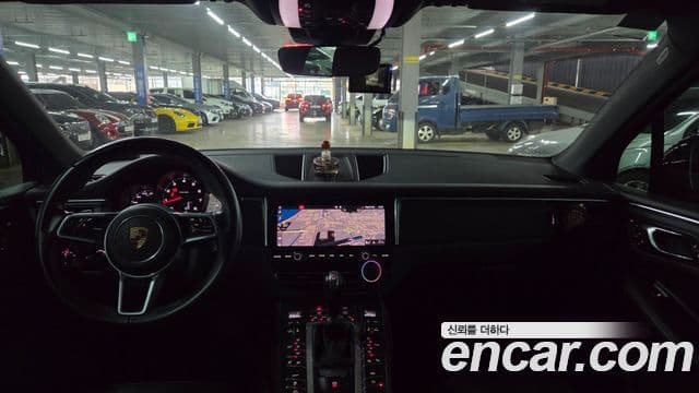 Porsche Macan 2019 — ფოტო 6/19