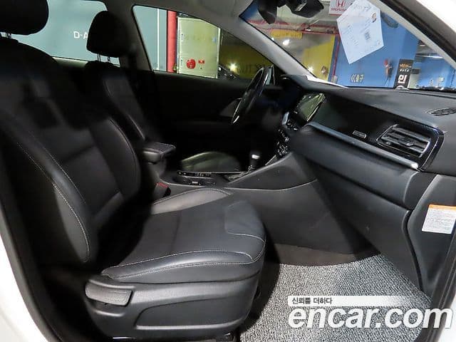 Kia Niro 2021 — ფოტო 15/20
