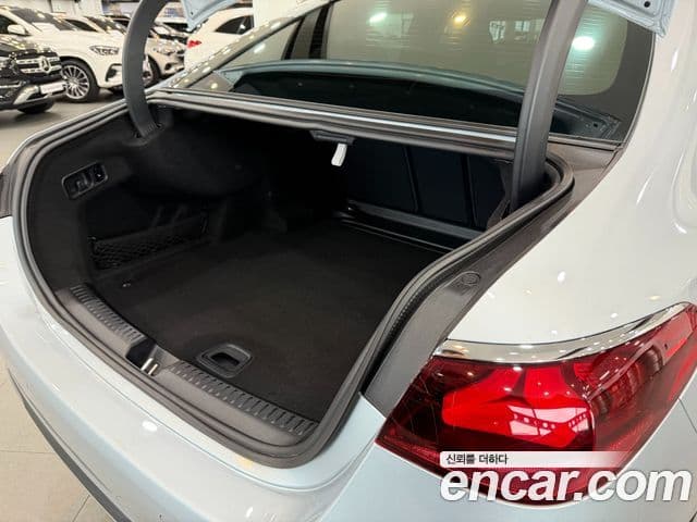 Mercedes-Benz E-Class 2024 — ფოტო 8/20
