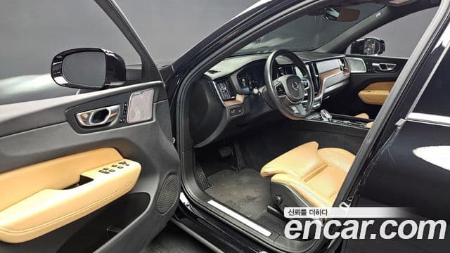 Volvo XC60 2022 — Şəkil 10/20