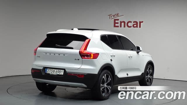 Volvo XC40 2021 — ფოტო 2/20