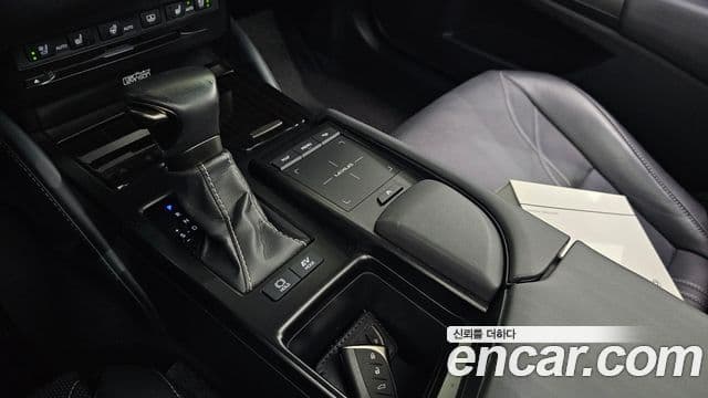 Lexus ES300h 2019 — фото 9 из 20
