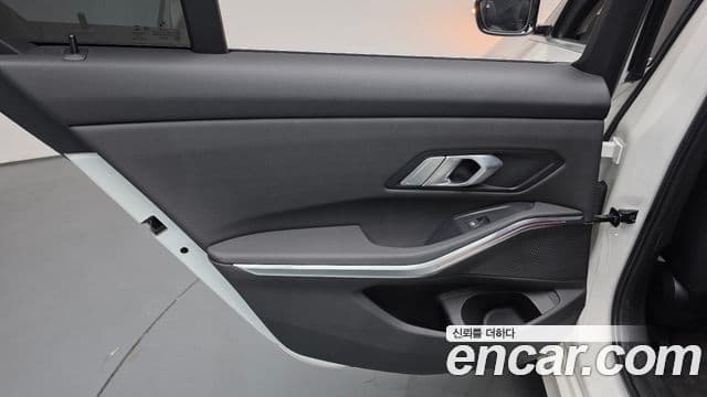 BMW 3 Series 2021 — Photo 17/35