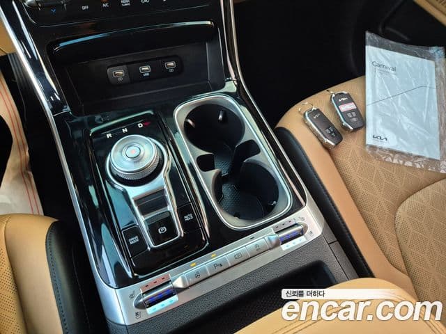 Kia Carnival 2022 — ფოტო 17/20