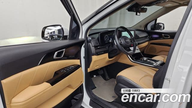 Kia Carnival 2021 — фото 10 из 20