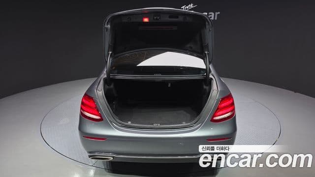 Mercedes-Benz E-Class 2019 — ფოტო 19/20
