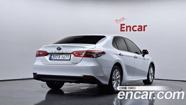 Toyota Camry 2023 — ფოტო 18/33