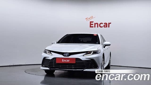 Toyota Camry 2023 — ფოტო 13/33