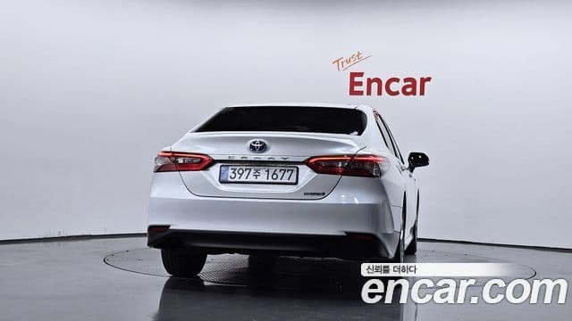 Toyota Camry 2023 — ფოტო 19/33