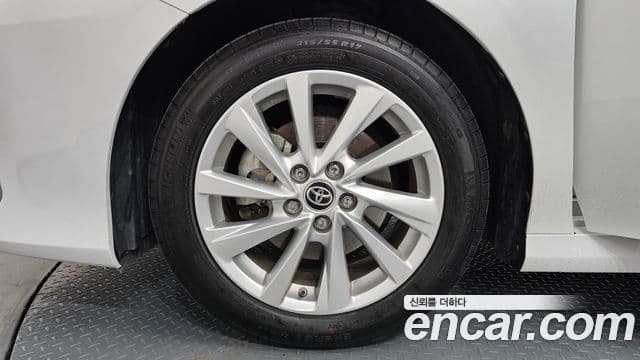 Toyota Camry 2023 — ფოტო 22/33