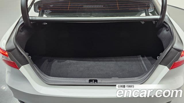 Toyota Camry 2023 — ფოტო 24/33