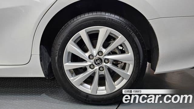 Toyota Camry 2023 — ფოტო 15/33