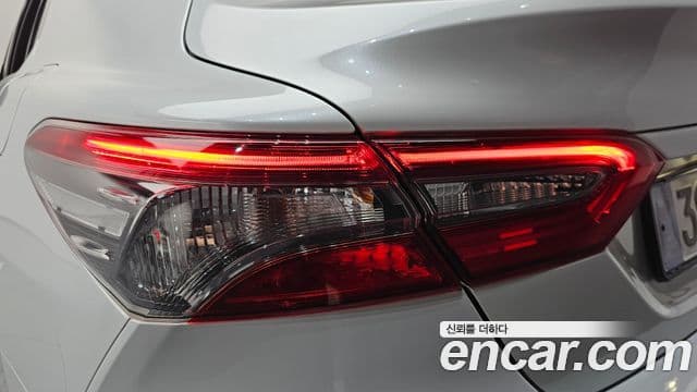 Toyota Camry 2023 — ფოტო 5/33