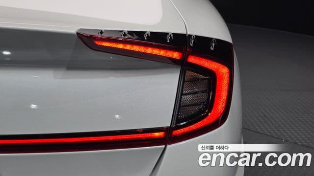 Hyundai Sonata Hybrid 2021 — Photo 17/30