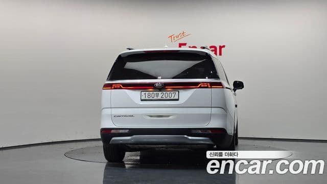 Kia Carnival 2021 — фото 4 из 20