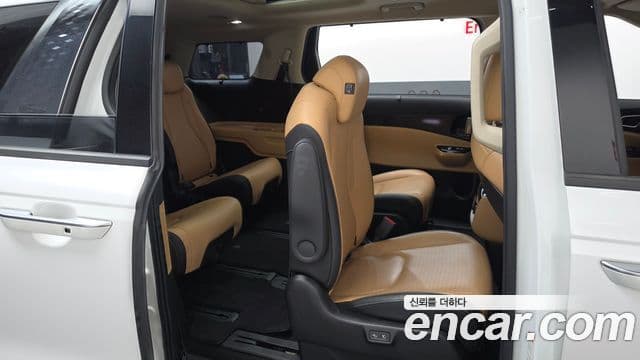 Kia Carnival 2021 — фото 11 из 20