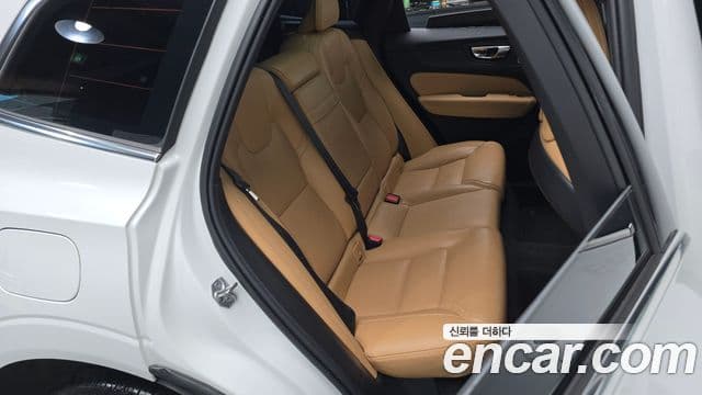 Volvo XC60 2021 — Photo 33/34