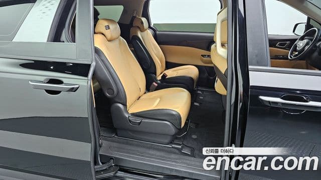 Kia Carnival 2021 — фото 12 из 20