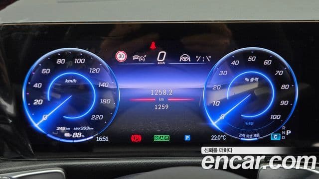 Mercedes-Benz EQB 2025 — ფოტო 8/17