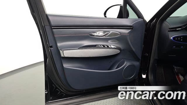 Genesis GV70 2021 — ფოტო 33/34