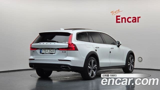 Volvo V60 Cross Country 2021 — ფოტო 1/20