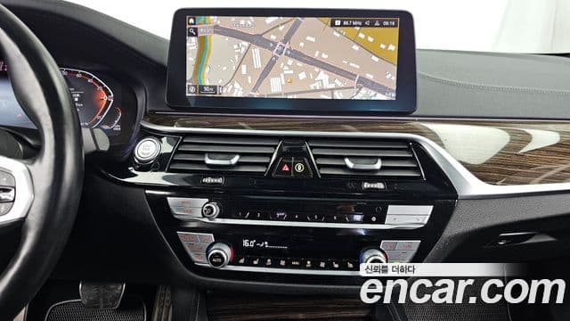 BMW 5 Series 2021 — фото 14 из 20