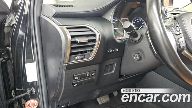 Lexus NX300h 2020 — Photo 28/40