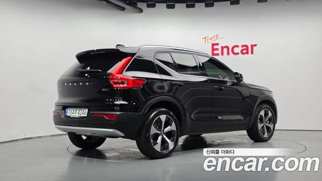 Volvo XC40 2022 — ფოტო 33/34