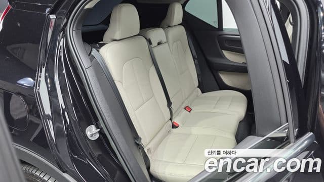 Volvo XC40 2022 — ფოტო 27/34