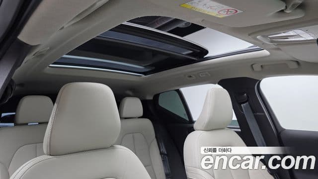 Volvo XC40 2022 — ფოტო 19/34